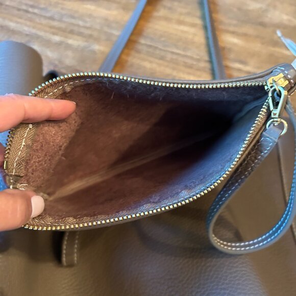 Gigi New York Leather Hunter Tote - Picture 6 of 9